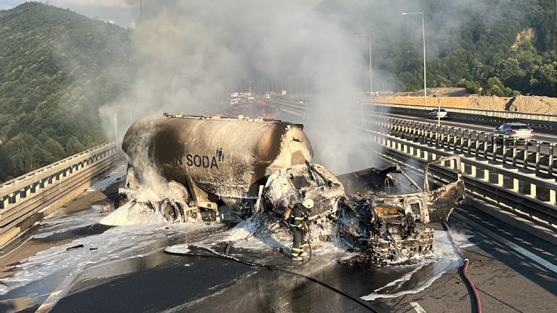 Yangında tır ve tanker demir yığınına döndü … TEM KAPANDI, 2 SÜRÜCÜ YARALANDI - 3