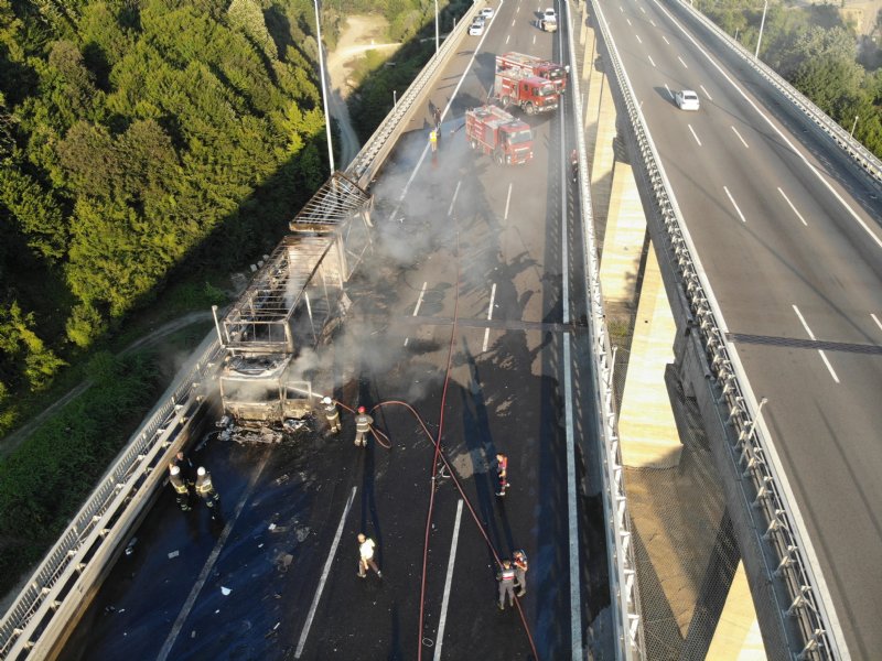 Yangında tır ve tanker demir yığınına döndü … TEM KAPANDI, 2 SÜRÜCÜ YARALANDI - 4