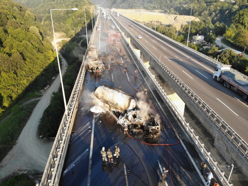 Yangında tır ve tanker demir yığınına döndü … TEM KAPANDI, 2 SÜRÜCÜ YARALANDI - 7