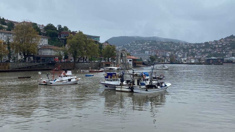 Balıkçılar denize açılamadı… LİMAN TEKNELERLE DOLDU - 1