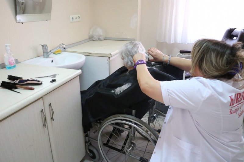 GÖNÜLLÜ KUAFÖR, HUZUREVİ SAKİNLERİNİN BAKIMINI YAPIYOR - 2