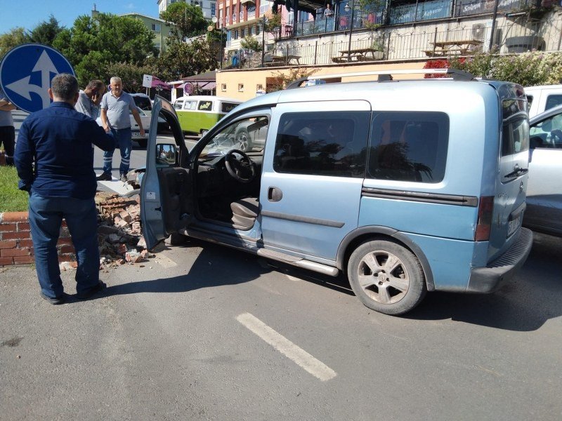 SAHİL YOLUNDA REFÜJE ÇARPTI - 2