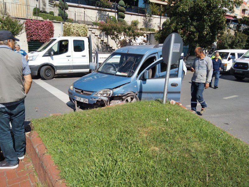 SAHİL YOLUNDA REFÜJE ÇARPTI - 1