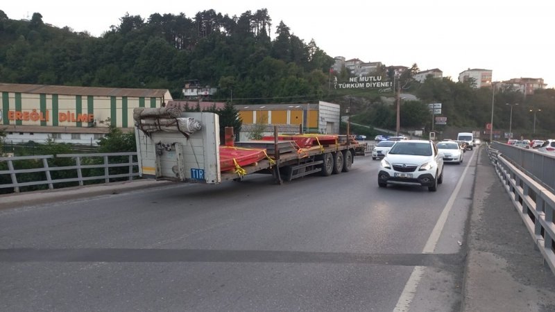 TIR DORSESİ KÖPRÜDE KALDI - 1