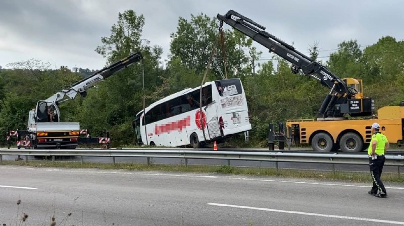 YOLCU OTOBÜSÜ DEVRİLDİ; YARILALAR VAR - 1