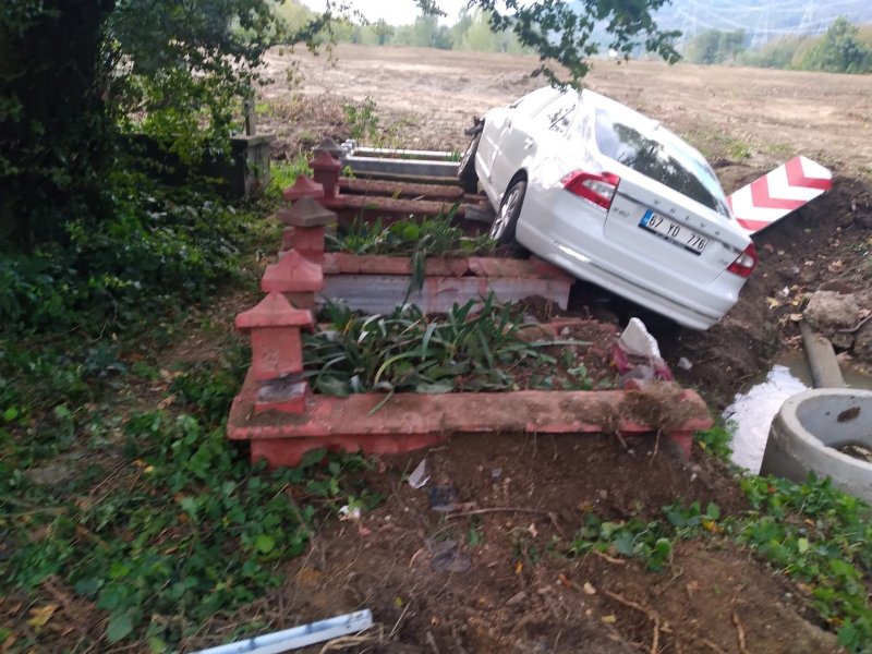 YOLDAN ÇIKAN OTOMOBİL MEZARLARA ÇARPTI  - 1