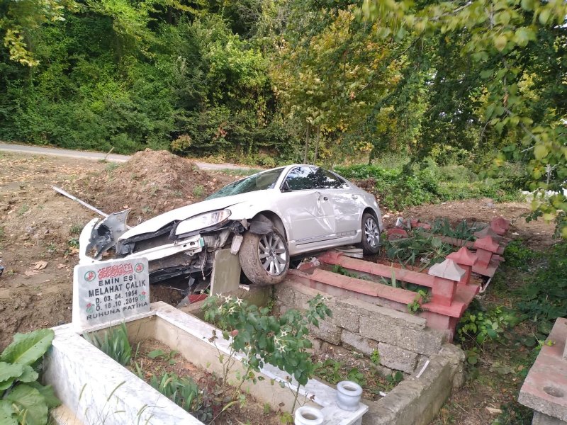 YOLDAN ÇIKAN OTOMOBİL MEZARLARA ÇARPTI  - 2