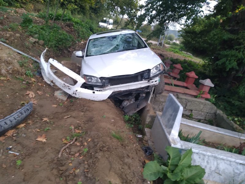 YOLDAN ÇIKAN OTOMOBİL MEZARLARA ÇARPTI  - 3
