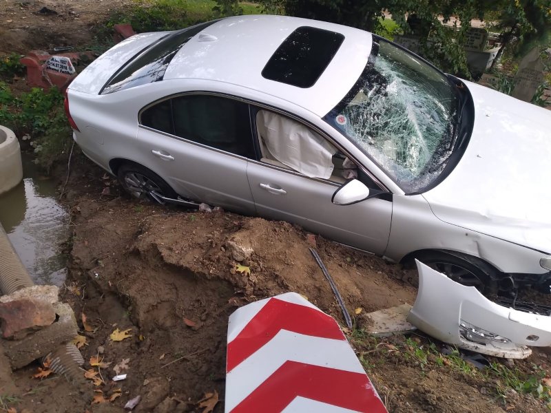 YOLDAN ÇIKAN OTOMOBİL MEZARLARA ÇARPTI  - 4