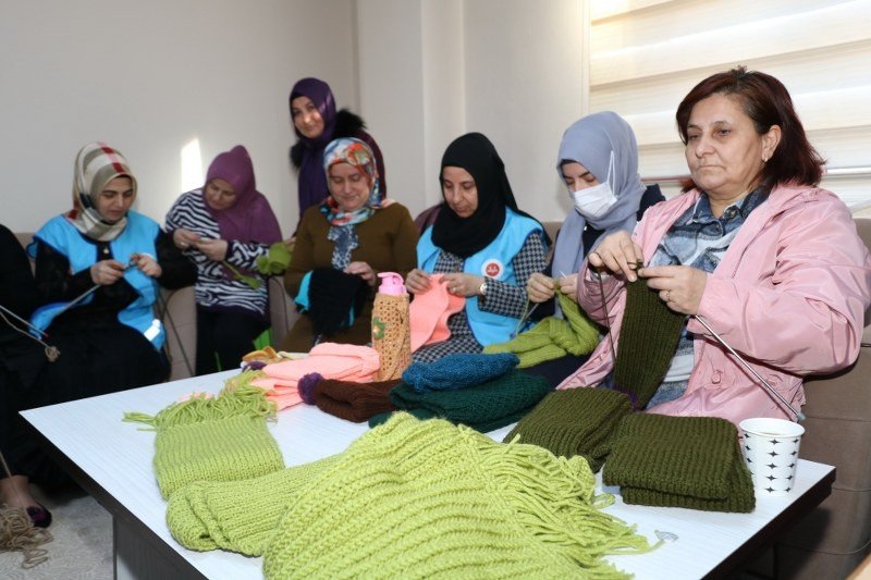 600 GÖNÜLLÜ BİR ARAYA GELDİ; BERE, ELDİVEN, ATKI ÖRDÜ! - 1