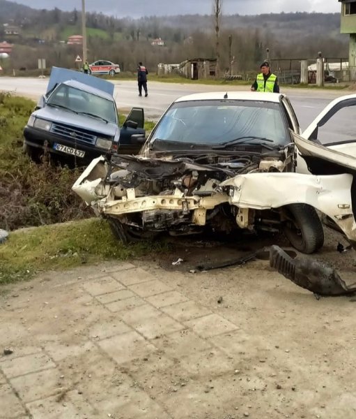 Çarpışan araçlar hurdaya döndü: 3 YARALI - 2