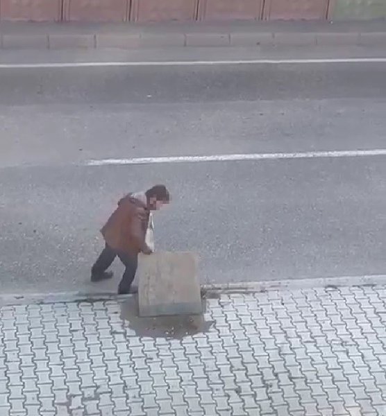 DEMİR KAPAĞI ÇALDI! - 1