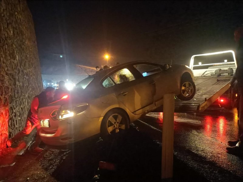 Ereğli Zonguldak Karayolu, Elmacı mevkii… BARİYERE ÇARPTI, KANALA DÜŞTÜ - 1