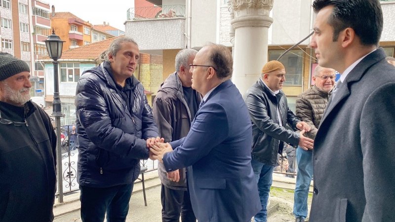 Gazeteci Ercan Demir’in acı görevi… ANNESİNİ SON YOLCULUĞUNA UĞURLADI - 5