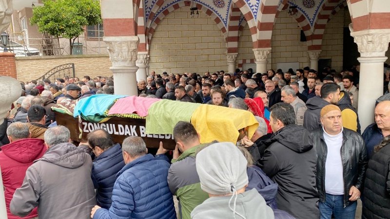 Gazeteci Ercan Demir’in acı görevi… ANNESİNİ SON YOLCULUĞUNA UĞURLADI - 6