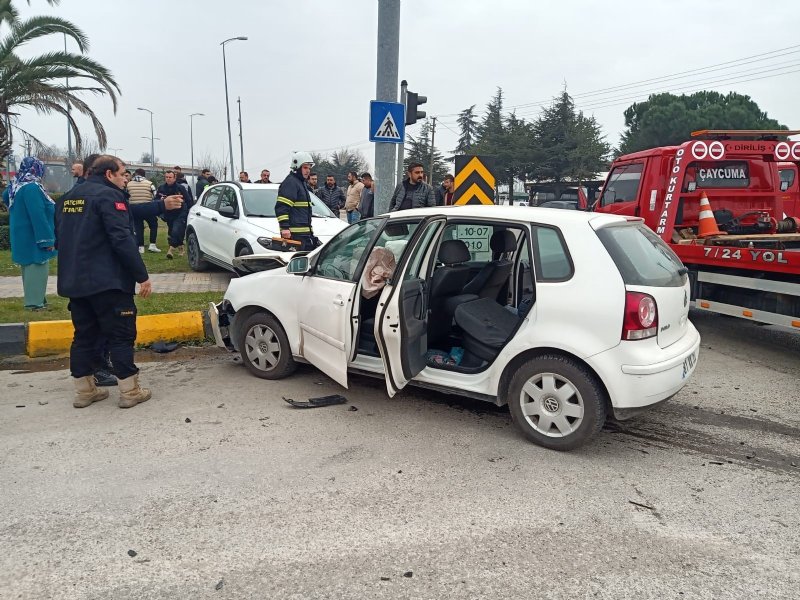 Işık ihlali kazaya neden oldu: 3 yaralı - 1