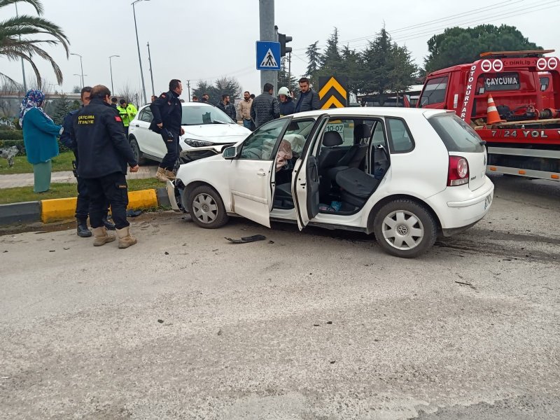 Işık ihlali kazaya neden oldu: 3 yaralı - 4