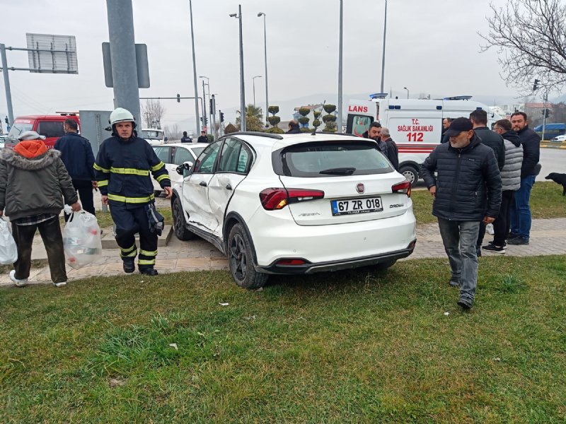 Işık ihlali kazaya neden oldu: 3 yaralı - 5