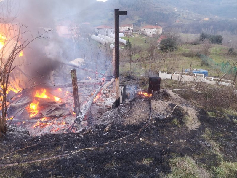 İtfaiye olay yerine ulaşamadı, bağ evi kül oldu... BÖLÜCEK’TE YANGIN - 3