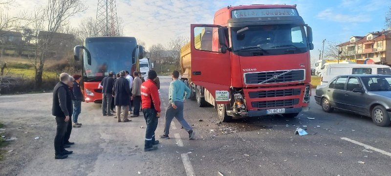KAMYON İLE OTOMOBİL ÇARPIŞTI - 1