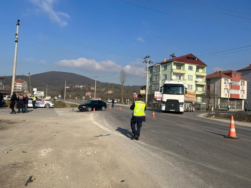 KÖY YOLUNDA KAZA: 2 YARALI  - 3