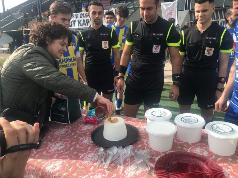 Maça çıkan takımlara ballı manda yoğurdu yedirdiler - 2