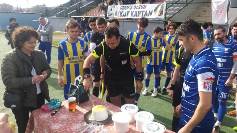 Maça çıkan takımlara ballı manda yoğurdu yedirdiler - 3