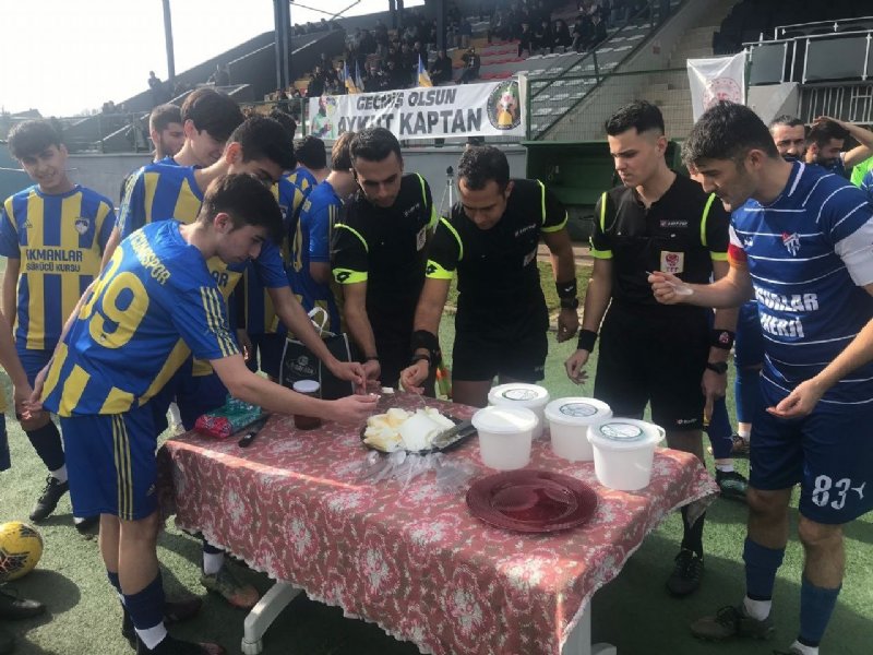 Maça çıkan takımlara ballı manda yoğurdu yedirdiler - 4