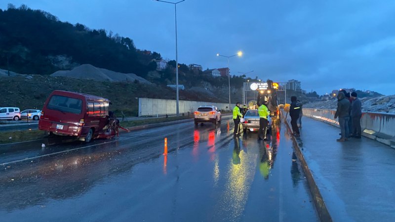 Minibüs iş makinesine arkadan çarptı… 1’İ AĞIR 3 YARALI - 1