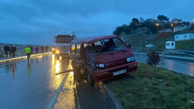 Minibüs iş makinesine arkadan çarptı…  1’İ AĞIR 3 YARALI  - 3