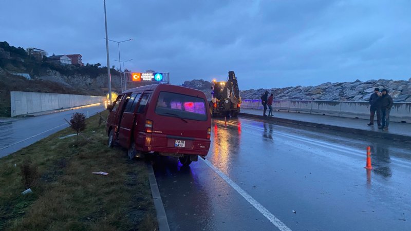 Minibüs iş makinesine arkadan çarptı… 1’İ AĞIR 3 YARALI - 4