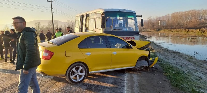 ÖĞRENCİ SERVİSİ İLE TAKSİ ÇARPIŞTI: 8 YARALI  - 2