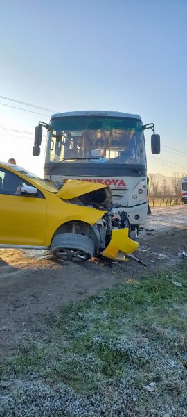 ÖĞRENCİ SERVİSİ İLE TAKSİ ÇARPIŞTI: 8 YARALI - 4