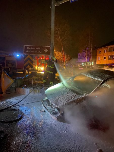 Otomobil refüje çarpıp takla attı, ALEV ALEV YANDI - 1