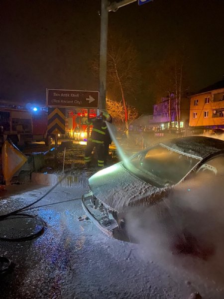 Otomobil refüje çarpıp takla attı,  ALEV ALEV YANDI - 1