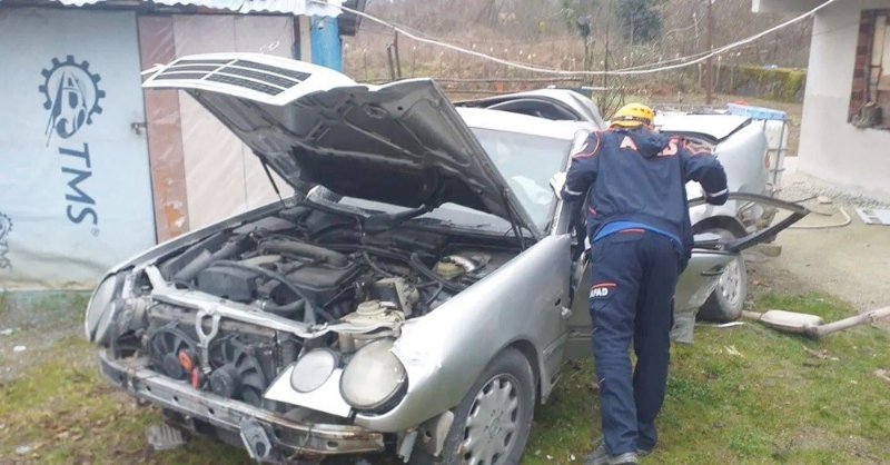 Otomobil yoldan çıktı: 2 yaralı - 1