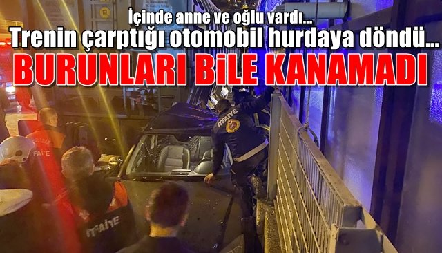 Trenin çarptığı otomobil hurdaya döndü… BURUNLARI BİLE KANAMADI