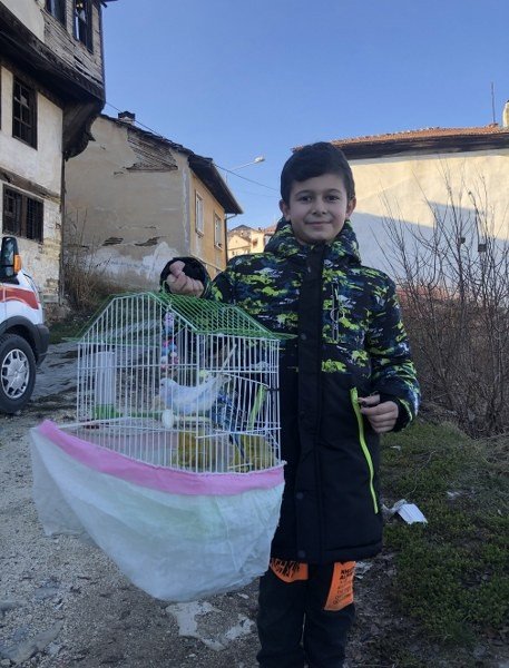 YANAN EVE GİREN ÇOCUK KUŞLARINI KURTARDI! - 6