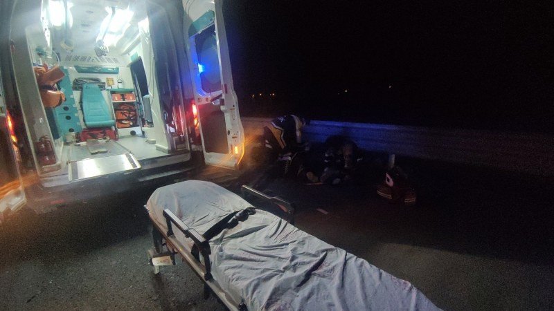 Yolda kalan sürücüye yardım etmek için duran karayolları ekibinin aracına tır çarptı: 3 yaralı - 3