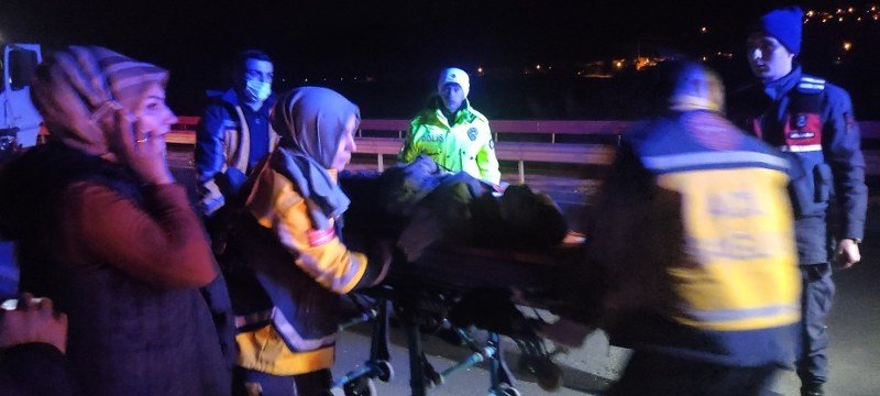 Yolda kalan sürücüye yardım etmek için duran karayolları ekibinin aracına tır çarptı: 3 yaralı - 7