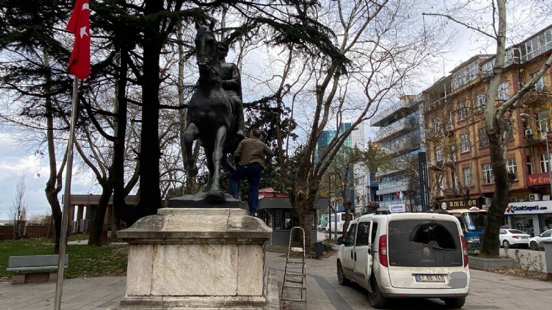 ZARAR GÖREN HEYKEL TAMİR EDİLDİ - 2