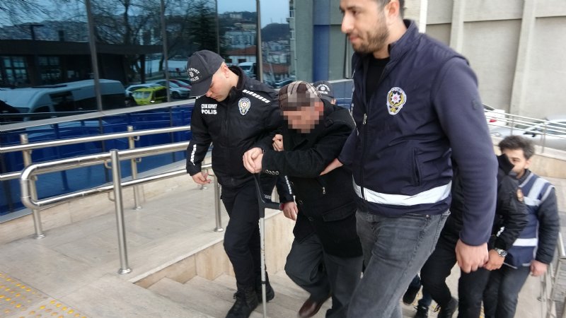 Zonguldak´ta fuhuş operasyonunda 6 şüpheli adliyede... ADLİYEYE BASTONUYLA ÇIKTI - 1