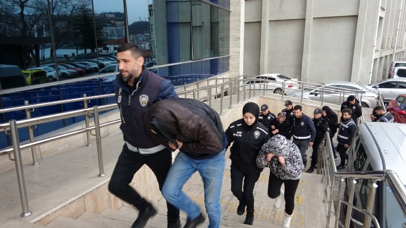 Zonguldak´ta fuhuş operasyonunda 6 şüpheli adliyede... ADLİYEYE BASTONUYLA ÇIKTI - 4