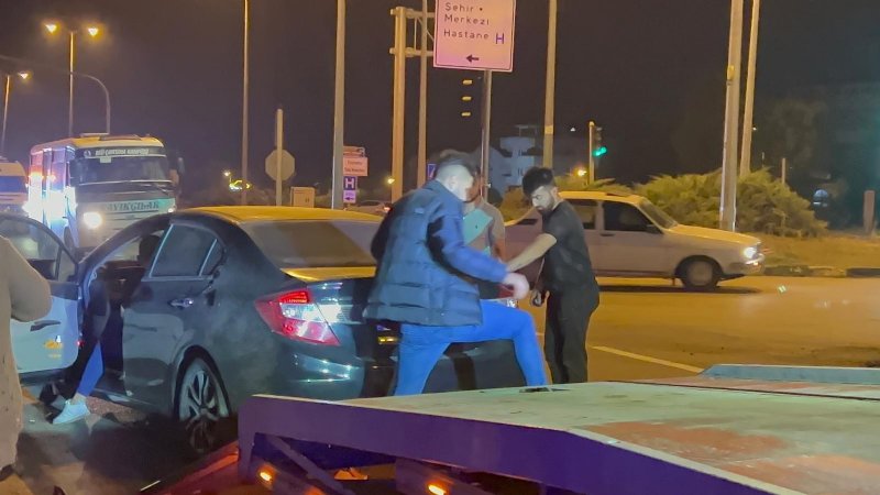 KAVŞAKTA ÇARPIŞTILAR: 3 YARALI - 1