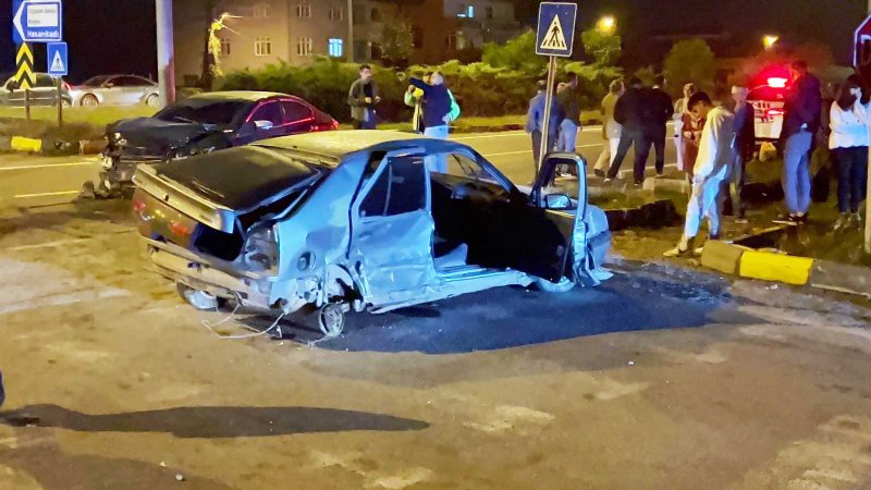 KAVŞAKTA ÇARPIŞTILAR: 3 YARALI - 2