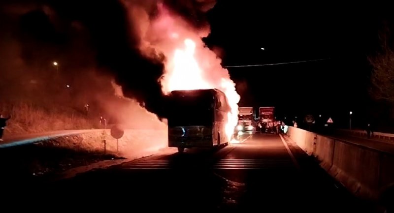 YOLCU OTOBÜSÜ YANDI!  - 3
