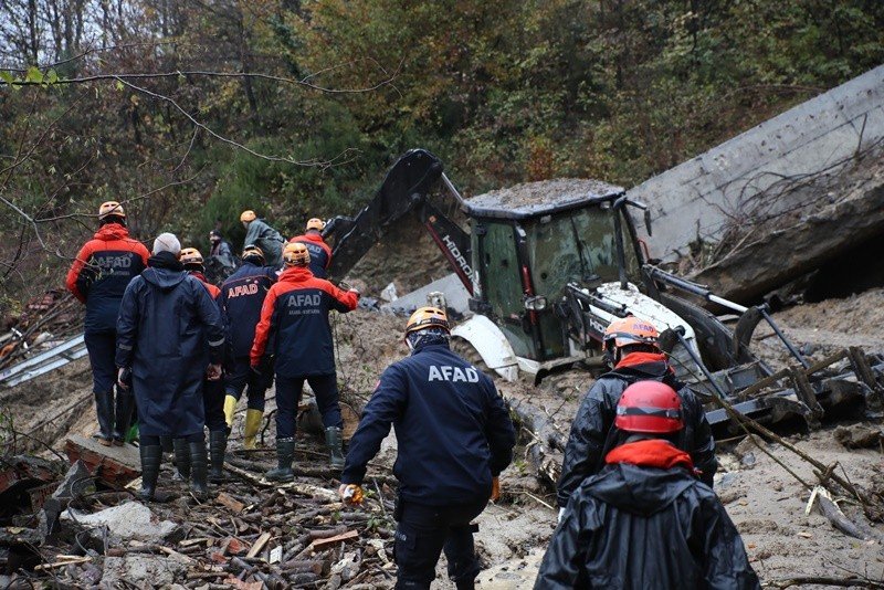 Göçük altında kalan anne ve oğlunun cenazeleri çıkarıldı - 2