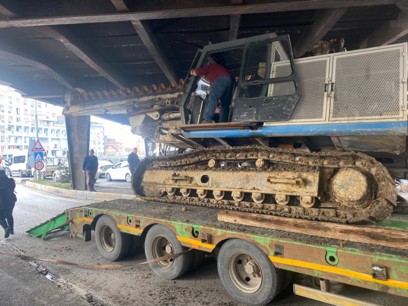 İş makinesi dorseden düştü, trafik kilitlendi - 1
