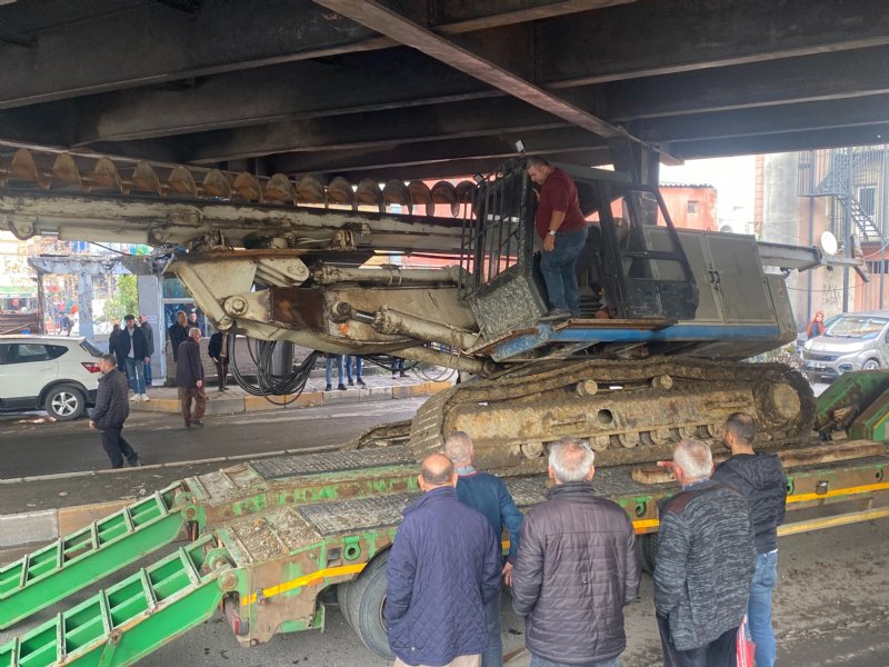 İş makinesi dorseden düştü, trafik kilitlendi - 2