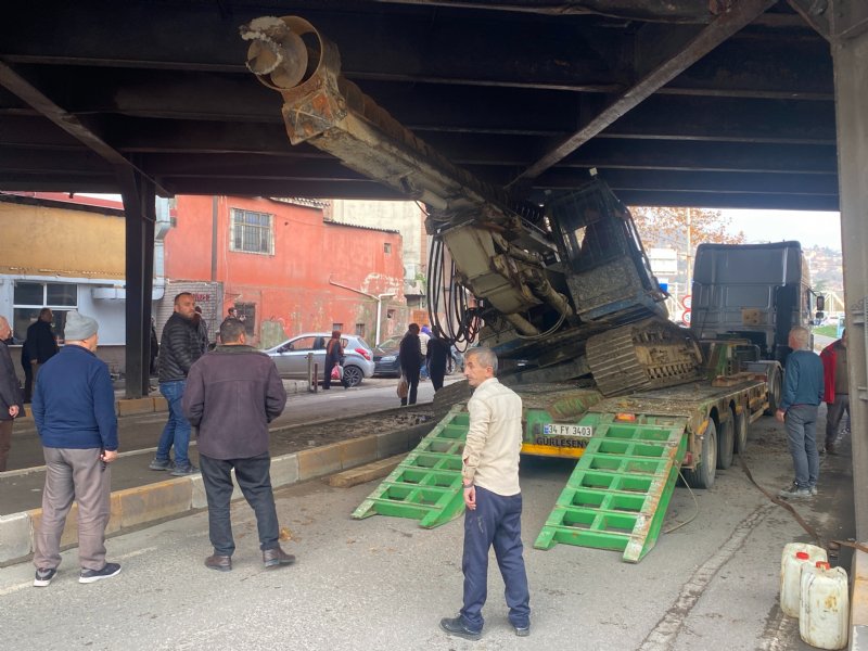 İş makinesi dorseden düştü, trafik kilitlendi - 3